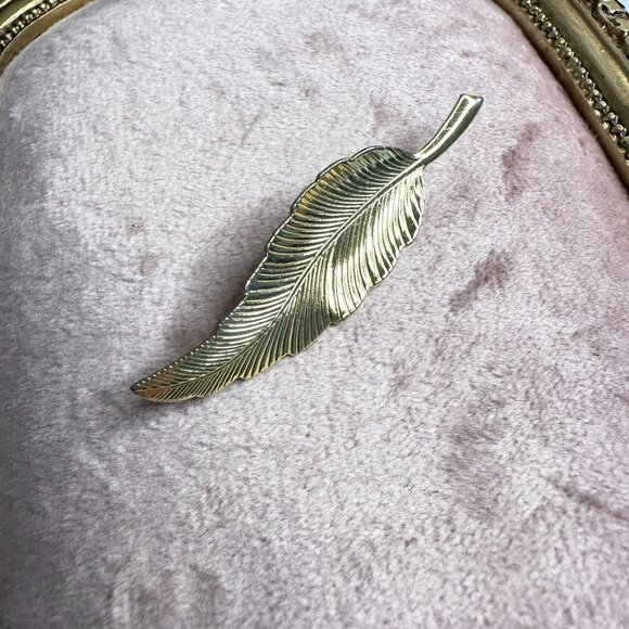 Vintage Gold Tone Long Feather Leaf Brooch Pin Elegant Retro Jewelry Unisex - Picture 6 of 7
